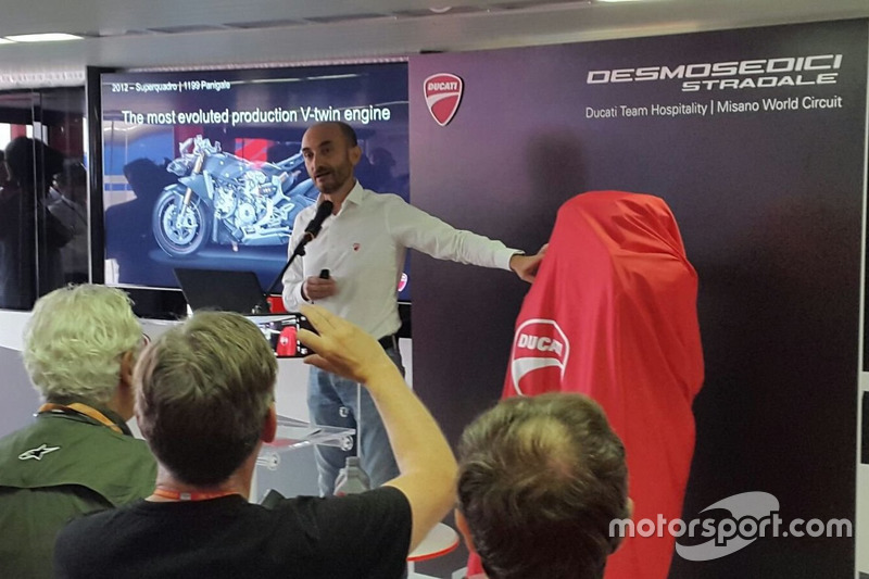 L'A.D. Ducati Claudio Domenicali con il V4 della Desmosedici Stradale