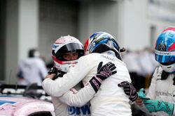 Lucas Auer, Mercedes-AMG Team HWA, Mercedes-AMG C63 DTM et Robert Wickens, Mercedes-AMG Team HWA, Mercedes-AMG C63 DTM dans le parc fermé