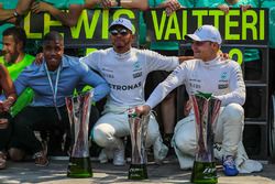 Race winner Lewis Hamilton, Mercedes AMG F1 and Valtteri Bottas, Mercedes AMG F1 celebrate, the team and the trophies