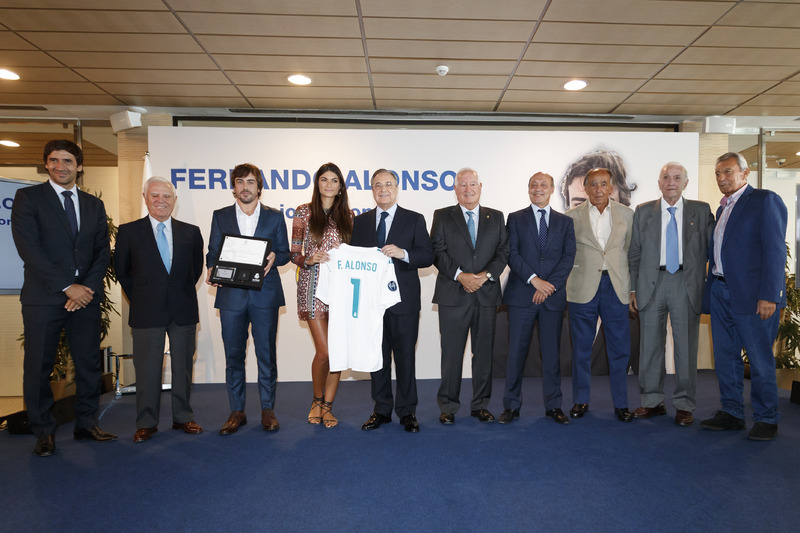 Fernando Alonso bersama Linda Morselli, Raúl González Blanco, dan Florentino Pérez