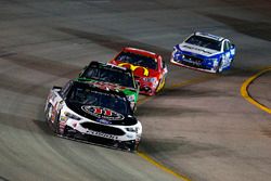 Kevin Harvick, Stewart-Haas Racing Ford, Chase Elliott, Hendrick Motorsports Chevrolet