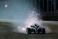 Lewis Hamilton, Mercedes AMG F1 W08, lâche une gerbe d'étincelles au freinage