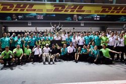 Le vainqueur Lewis Hamilton, Mercedes AMG F1, troisième place Valtteri Bottas, Mercedes AMG F1, font la fête avec l'équipe