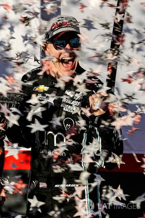 Чемпион IndyCar 2017 года Джозеф Ньюгарден празднует чемпионский титул на последней гонке сезона в Сономе