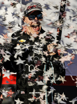 Чемпион IndyCar 2017 года Джозеф Ньюгарден празднует чемпионский титул на последней гонке сезона в Сономе