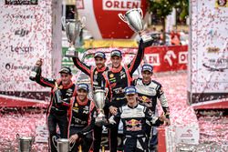 Podio: i vincitori Thierry Neuville, Nicolas Gilsoul, Hyundai Motorsport, al secondo posto Hayden Pa