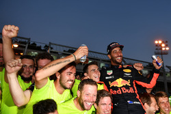 Winnaar Daniel Ricciardo, Red Bull Racing viert met het team