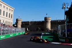 Daniel Ricciardo, Red Bull Racing RB13, Nico Hulkenberg, Renault Sport F1 Team RS17