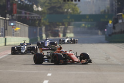 Stoffel Vandoorne, McLaren MCL32, Romain Grosjean, Haas F1 Team VF-17