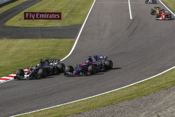 Romain Grosjean, Haas F1 Team VF-17 y Pierre Gasly, Scuderia Toro Rosso STR12