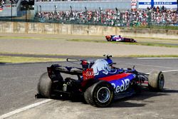 Pierre Gasly, Scuderia Toro Rosso STR12 dépasse la voiture accidentée de Carlos Sainz Jr., Scuderia Toro Rosso STR12