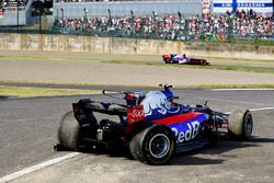 Pierre Gasly, Scuderia Toro Rosso STR12, passes the crashed car of Carlos Sainz Jr., Scuderia Toro R