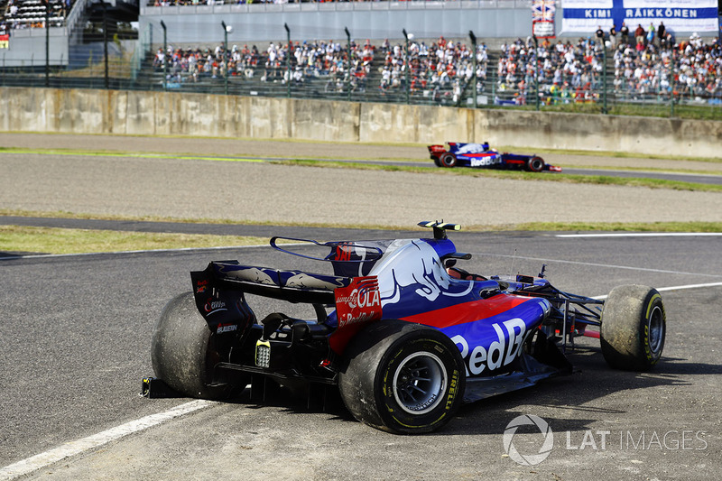 Pierre Gasly, Scuderia Toro Rosso STR12, supera la monoposto incidentata di Carlos Sainz Jr., Scuder