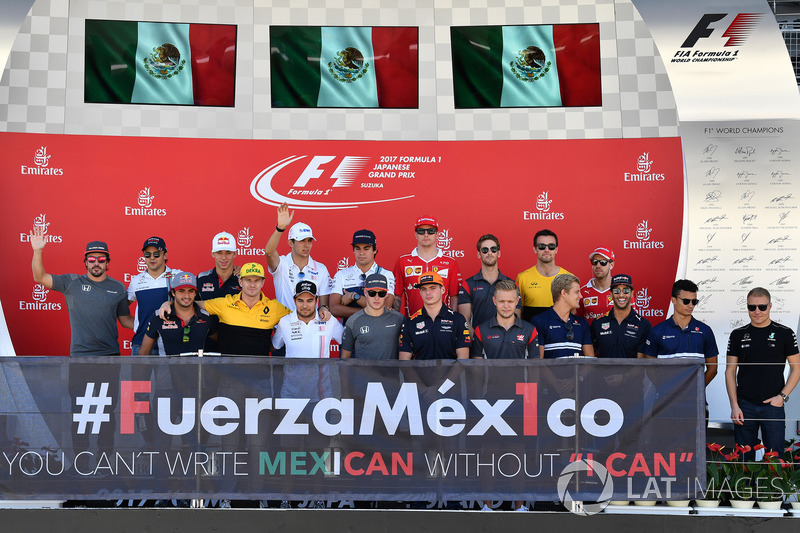 Los pilotos en el podio con el #FuerzaMex1co