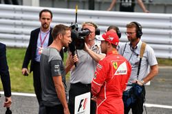 Sebastian Vettel, Ferrari habla con Jenson Button, en parc ferme