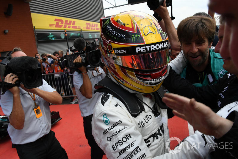 Il vincitore della gara Lewis Hamilton, Mercedes AMG F1 festeggia con il the team nel parco chiuso