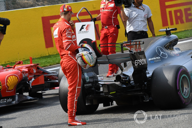 Sebastian Vettel, Ferrari festeggia e osserva la monoposto di Lewis Hamilton, Mercedes-Benz F1 W08 nel parco chiuso