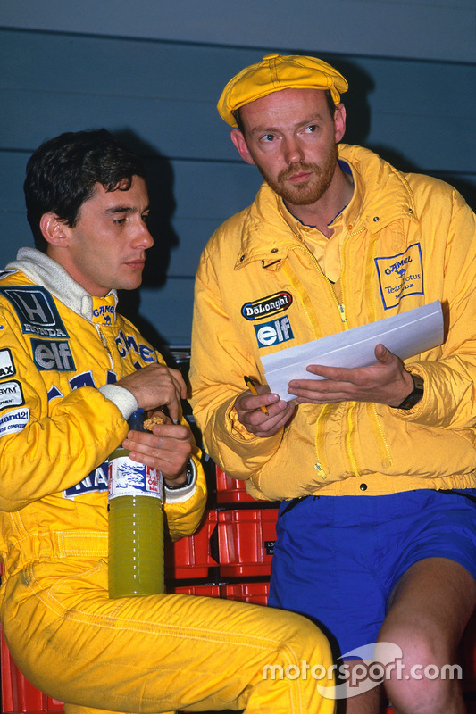 Ayrton Senna, Team Lotus, discute avec Steve Hallam, ingénieur de course