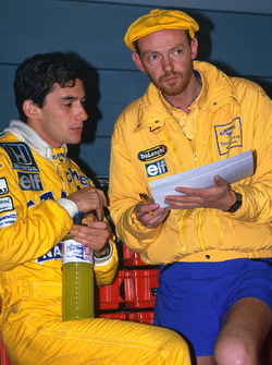 Ayrton Senna, Team Lotus, talks with race engineer Steve Hallam