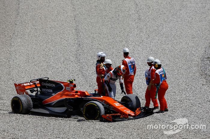 Stoffel Vandoorne, McLaren, se retira tras una colisión con Massa