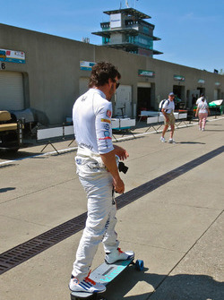 Fernando Alonso, Andretti Autosport Honda on a skateboard