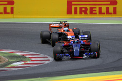 Daniil Kvyat, Scuderia Toro Rosso STR12 leads Fernando Alonso, McLaren MCL32