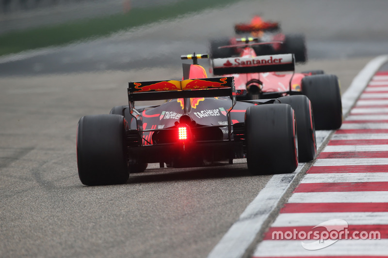 Kimi Raikkonen, Ferrari SF70H, delante de Max Verstappen, Red Bull Racing RB13