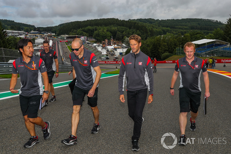 Romain Grosjean, Haas F1 Team cammina lungo il circuito