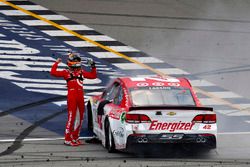 Ganador de la carrera Kyle Larson, Chip Ganassi Racing Chevrolet