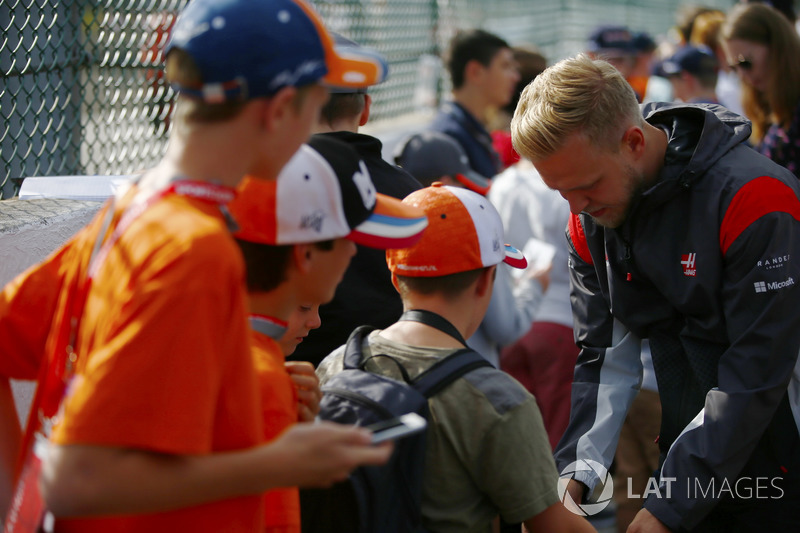 Kevin Magnussen, Haas F1 Team, firma autografi ai fan