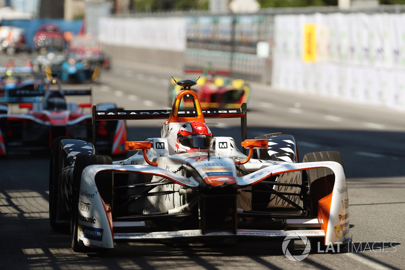 Loic Duval, Dragon Racing, leads Nick Heidfeld, Mahindra Racing