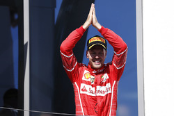 Podio: il vincitore della gara Sebastian Vettel festeggia la vittoria