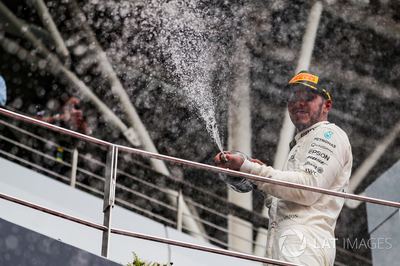 Lewis Hamilton, Mercedes AMG F1 festeggia sul podio con lo champagne