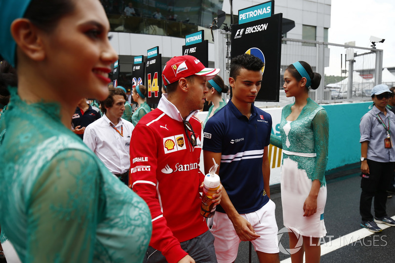 Себастьян Феттель, Ferrari, и Паскаль Верляйн, Sauber