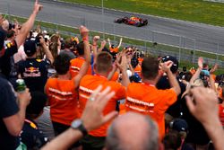 Max Verstappen, Red Bull Racing RB13 rijdt langs zijn fans