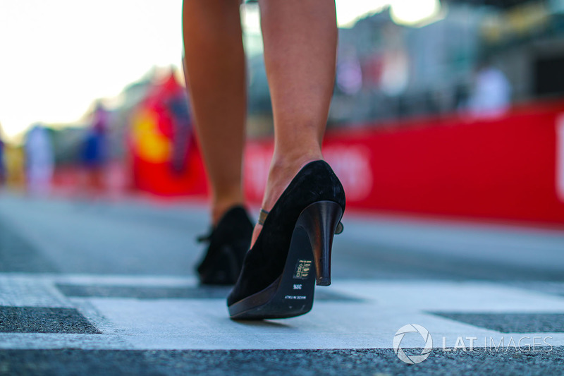 Shoe of grid girl