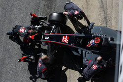 Romain Grosjean, Haas F1 Team, est ramené au garage par les mécaniciens