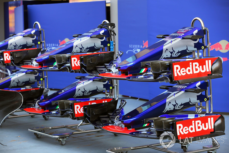 Scuderia Toro Rosso STR12 nose and front wings