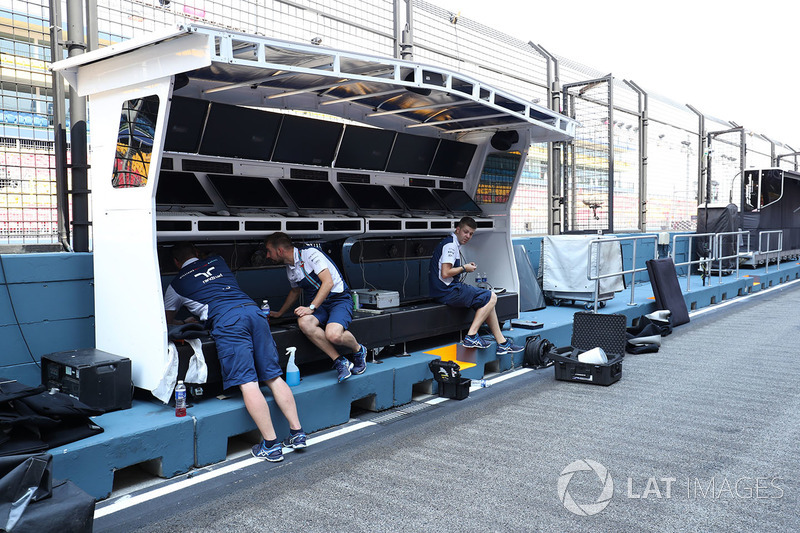 Williams mechanics prepare the pit wall gantry