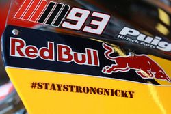 Stay Strong Nicky' Hayden en la moto de Márquez