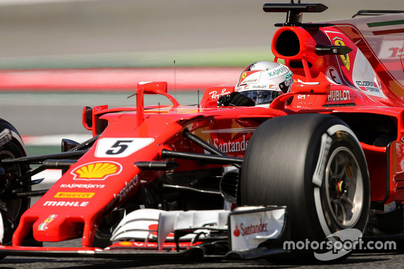 Mas quase deu para Sebastian Vettel. O alemão deixou o carro escapar em sua última tentativa e vai largar ao lado do inglês amanhã.