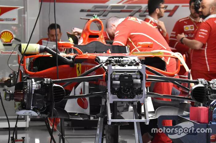 Avant de la Ferrari SF70H