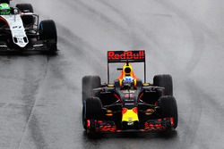 Daniel Ricciardo, Red Bull Racing RB12, Nico Hulkenberg, Sahara Force India F1 VJM09