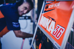 Un mécanicien Red Bull KTM Factory Racing au travail