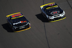 Denny Hamlin, Joe Gibbs Racing Toyota, Kevin Harvick, Stewart-Haas Racing Chevrolet