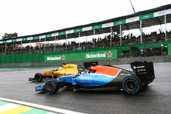 Pascal Wehrlein, Manor Racing MRT05 and Kevin Magnussen, Renault Sport F1 Team RS16 battle for posit