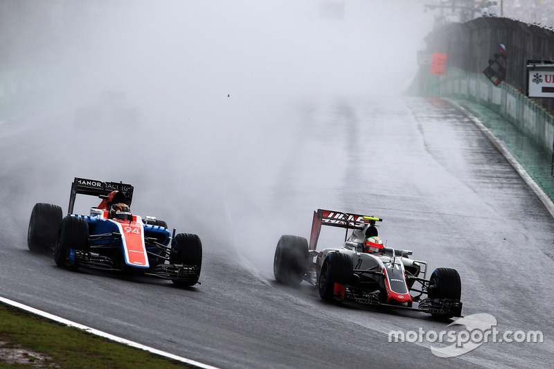 (L to R): Pascal Wehrlein, Manor Racing MRT05 and Esteban Gutierrez, Haas F1 Team VF-16 battle for position