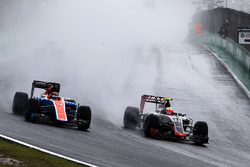 (L to R): Pascal Wehrlein, Manor Racing MRT05 and Esteban Gutierrez, Haas F1 Team VF-16 battle for position