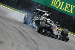 Fernando Alonso, McLaren MP4-31 locks up under braking