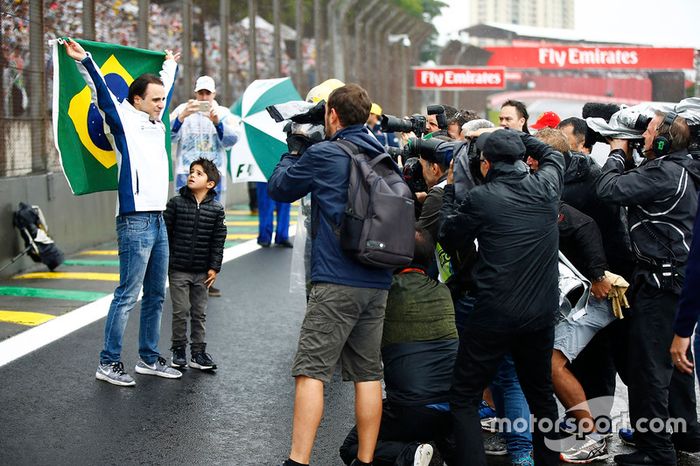 Felipe Massa, Williams, con su hijo celebra con la bandera de Brasil